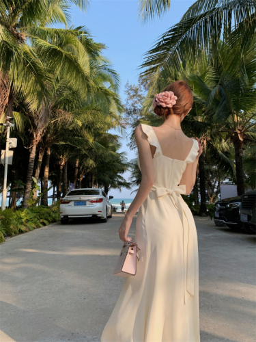 Real shot of white square-neck suspender dress in summer, French niche design, gentle waist and gentle long skirt