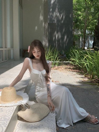 温柔风白色吊带露背连衣裙子女夏季2024新款海边度假气质绝美长裙