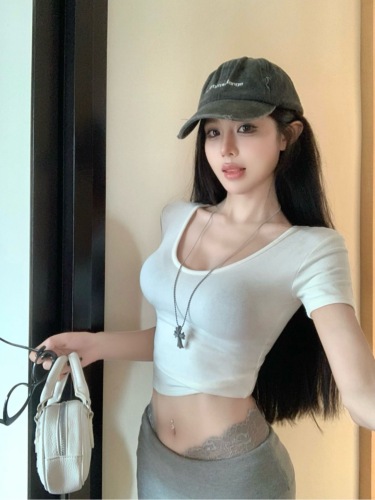 Real shot of white short-sleeved T-shirt summer 2024 new V-neck pure desire slim chic sweet and spicy short shoulder top