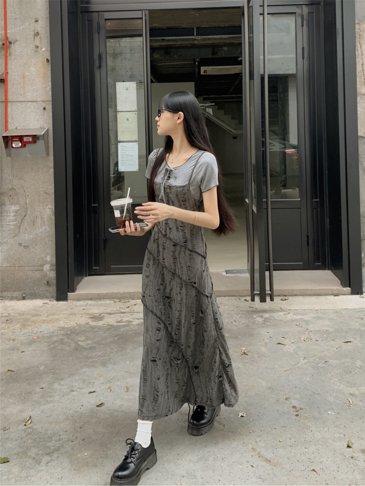 實拍~文藝風吊帶V領破洞連衣裙女2024夏季新款灰色短袖套裝