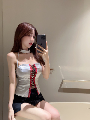 Real shots of hot girls blowing up the streets with contrasting color hollow sleeveless vests for women, designed waist-slimming lace-up short tops
