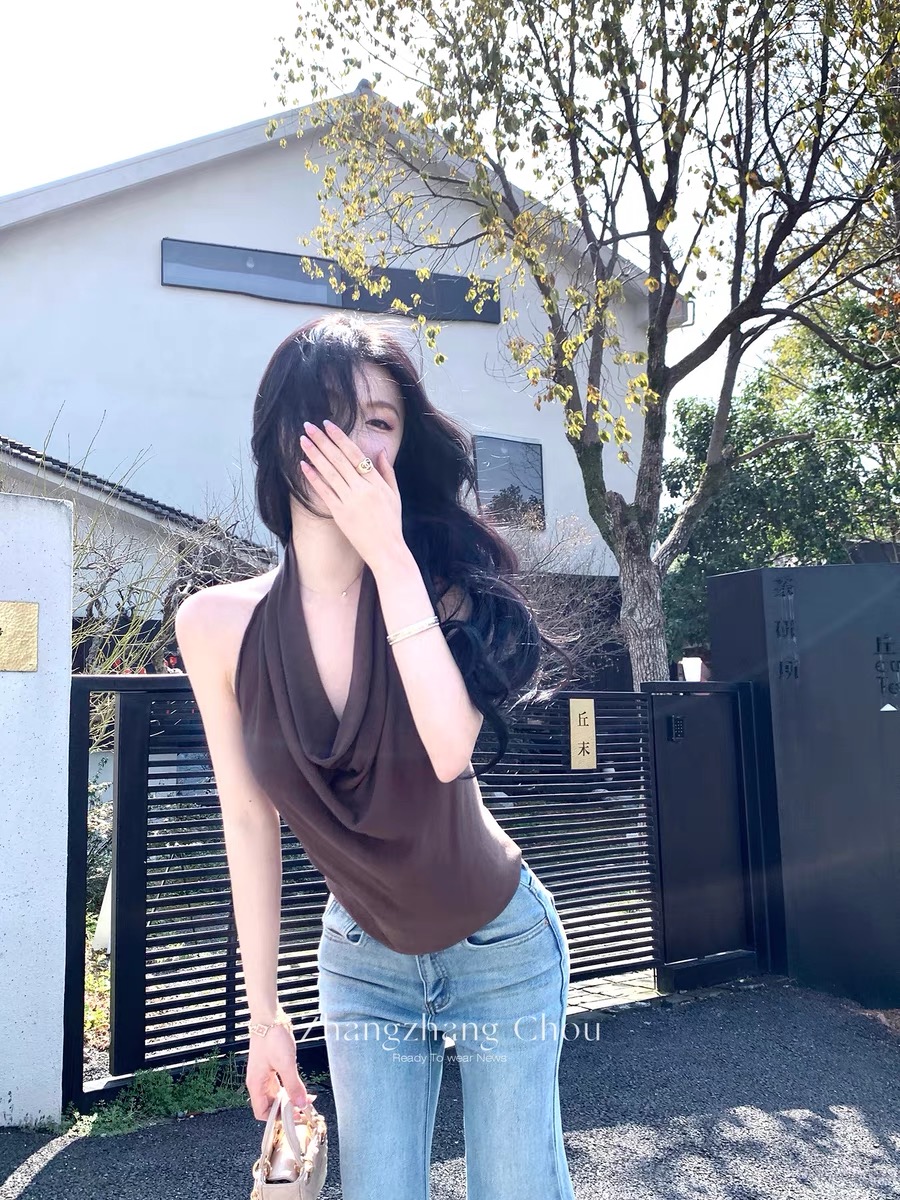 Zhou Zhangzhang's "Spring Smoke" coffee color design backless halter top sleeveless swing collar slim slim vest for women