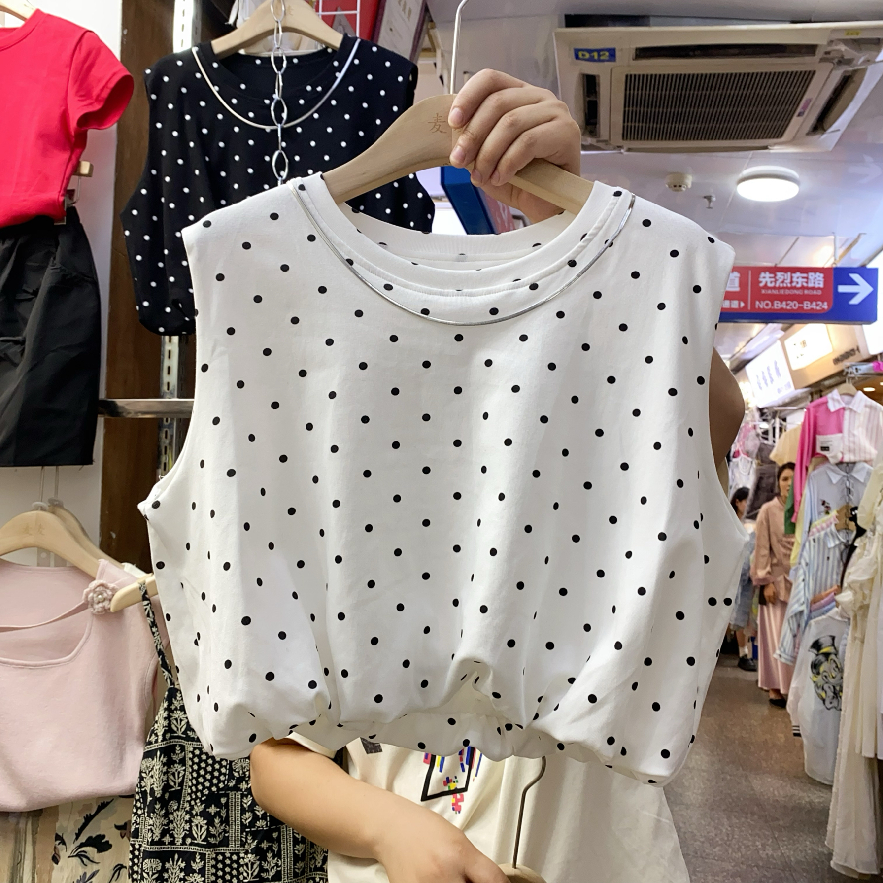 Korean style white polka dot top for women, short round neck T-shirt with bottoming sleeveless vest
