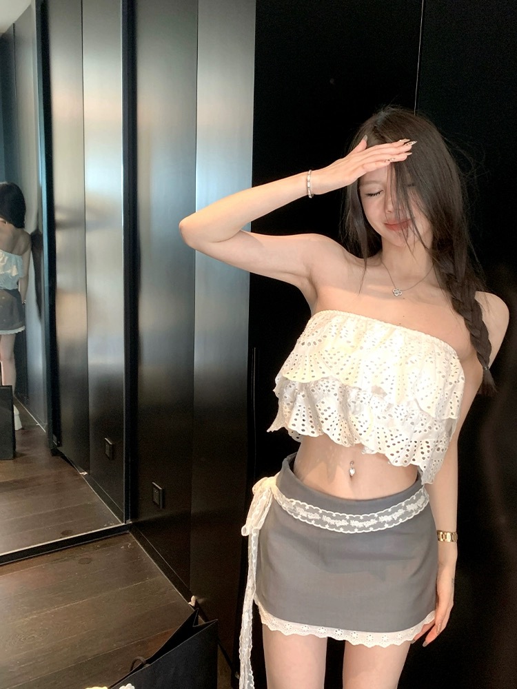 Little sister titi wants to wear a girl's tube top, summer vacation style, hollow embroidery, exposed navel, white wrapped chest