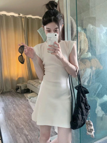 Actual shot of Korean style gentle and slim-fitting solid color dress