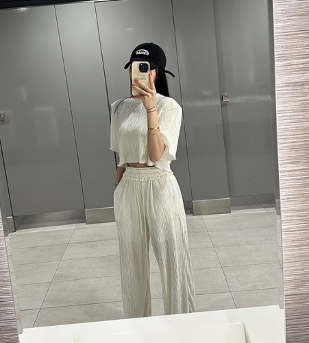 Casual pleated T-shirt + trousers suit for women