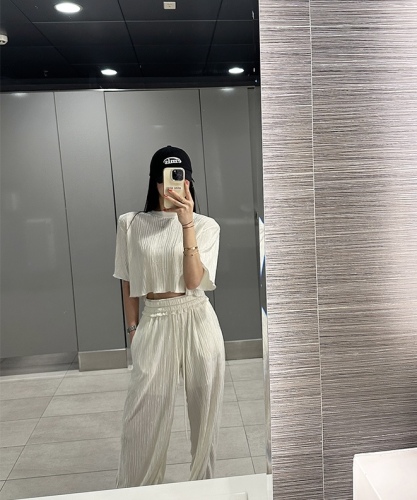 Casual pleated T-shirt + trousers suit for women