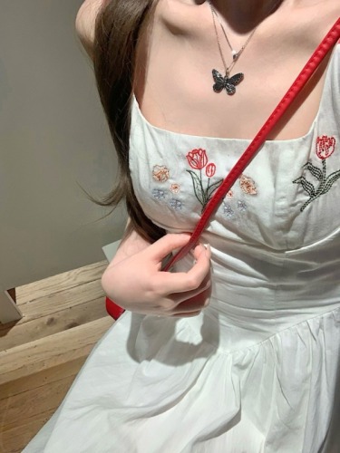 The actual photo has been changed. White suspender dress with embroidery, elegant waist and slimming seaside vacation long dress.