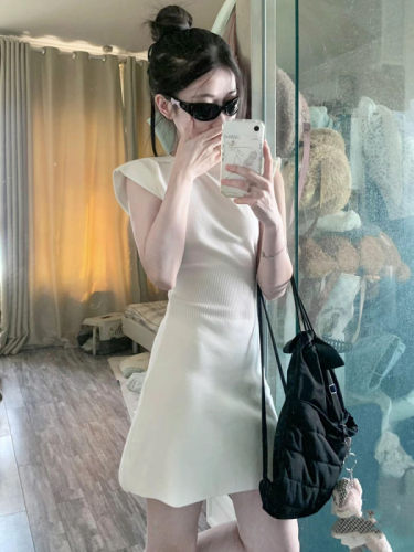 Actual shot of Korean style gentle and slim-fitting solid color dress