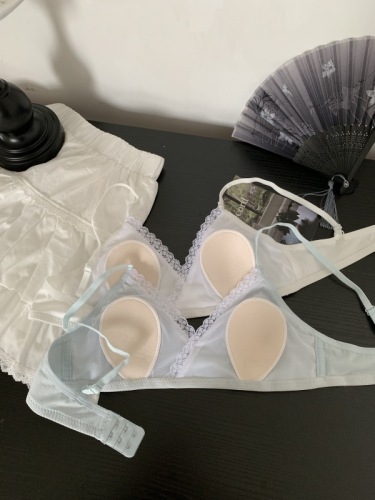 Real shot of sweet lace-edged breathable underwear for women without wire rings, large breasts making the breasts smaller, anti-sagging triangle cup bra