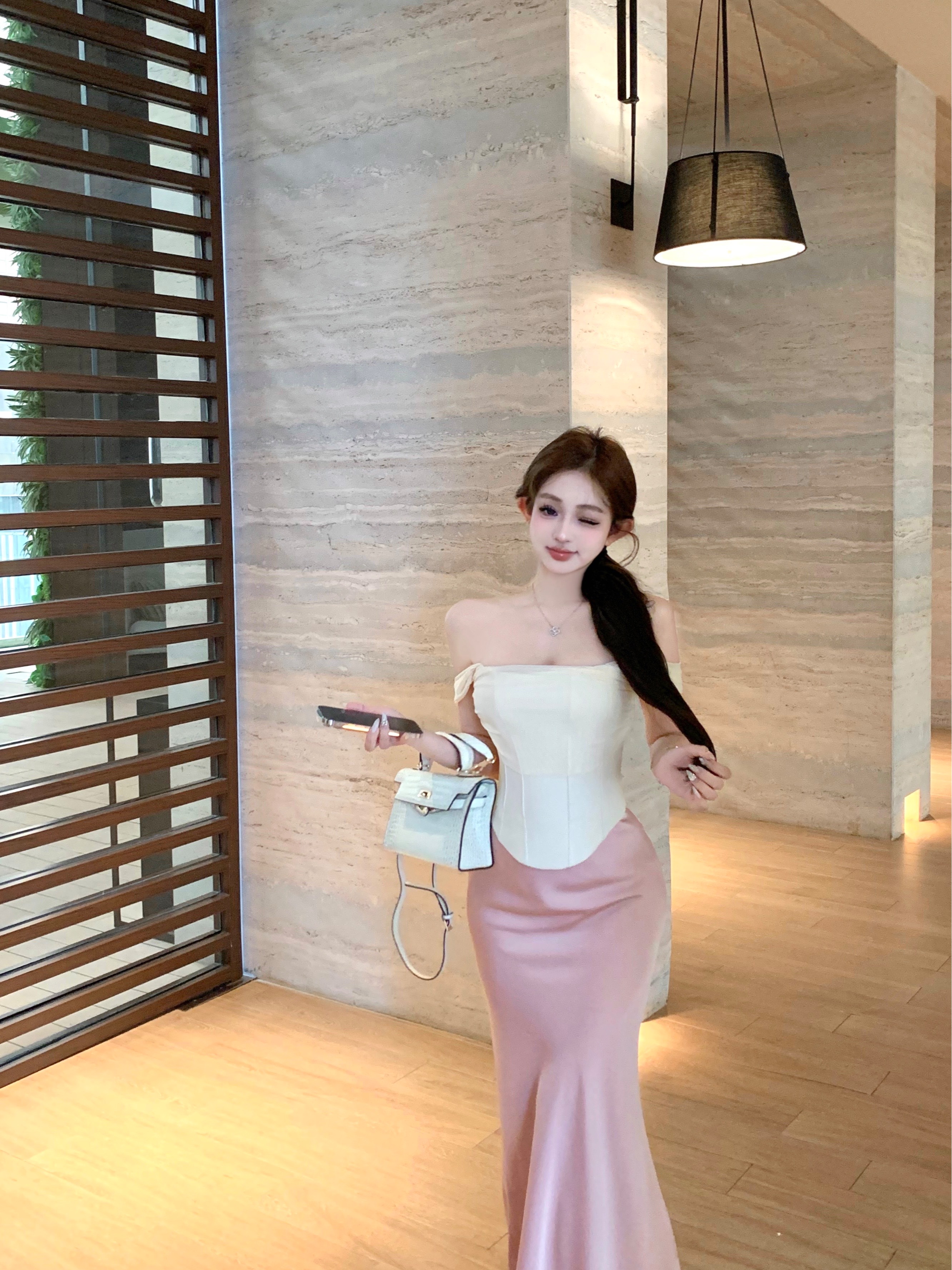 Real shot of clavicle, one shoulder, fishbone mesh, waist slimming camisole, high waist bag, hip skirt, versatile and slimming