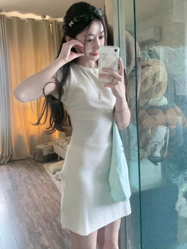 Actual shot of Korean style gentle and slim-fitting solid color dress