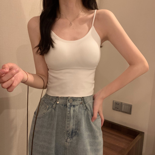 Small camisole with breast pads for women to wear early spring, sexy hotties sleeveless and beautiful back wearing white bottoming top