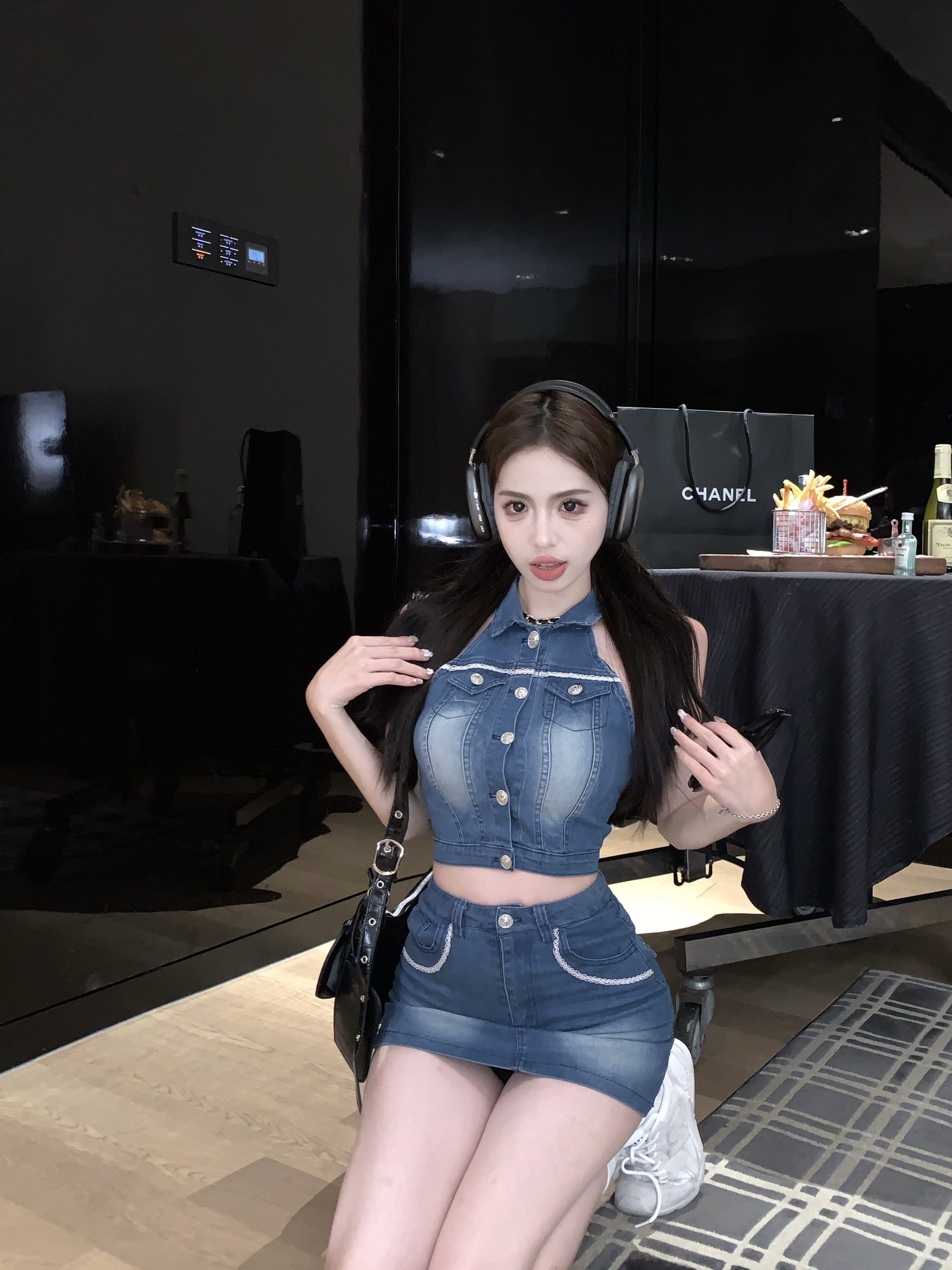 Real shot!  Hot summer denim suit for women, halterneck top, sweet and spicy hip-hugging short skirt, trendy skirt