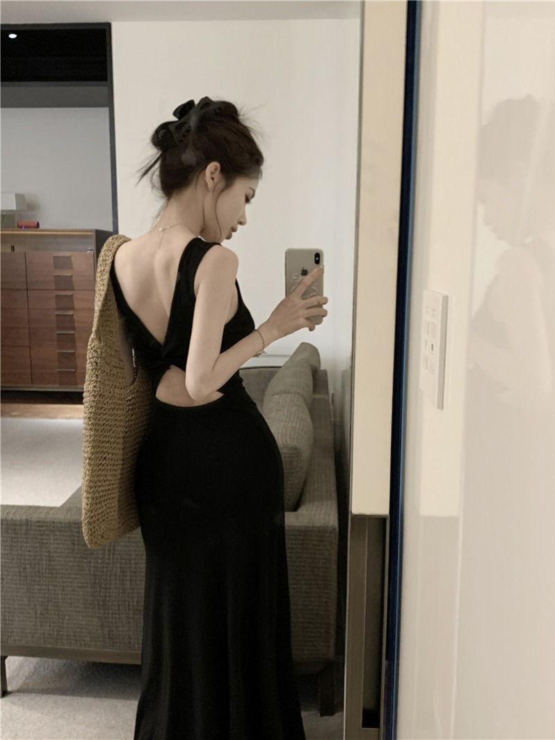 Actual shot of a hot girl with hollow backless suspender dress, waist-cinching sexy tight hip-hugging long skirt