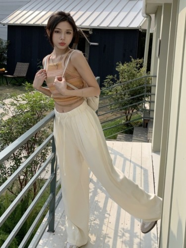 Real shots of airy floor-sweeping pants, wide-leg pants, high-waisted loose-fitting straight pants