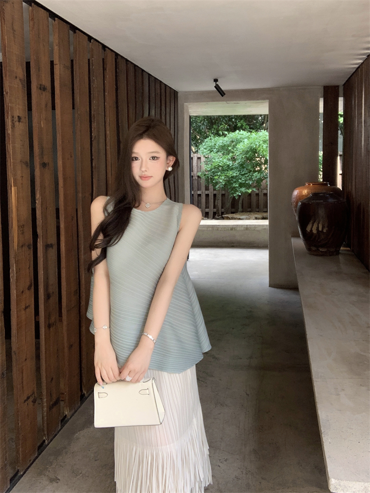 Photographed Elegant and Lazy Sleeveless Top + Pleated Fringe Skirt
