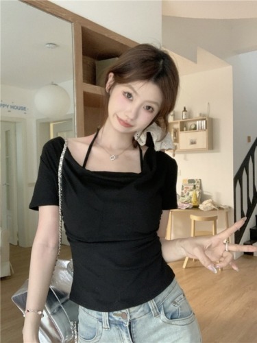 Real shot of new summer halter neck sexy fashionable T-shirt top trend