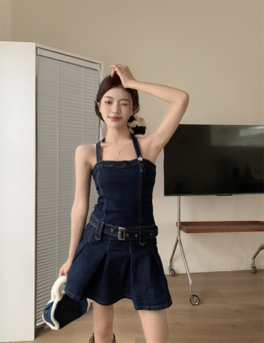 Real shot!  Hot and sexy halterneck tube top denim design French style hot girl waist-cinching pleated skirt