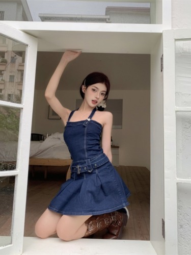 Real shot!  Hot and sexy halterneck tube top denim design French style hot girl waist-cinching pleated skirt