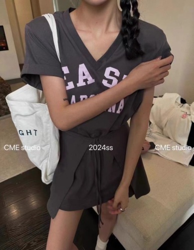 Thirteen lines of the same letter v-neck mid-length T-shirt short-sleeved dress + apron strap two-piece set