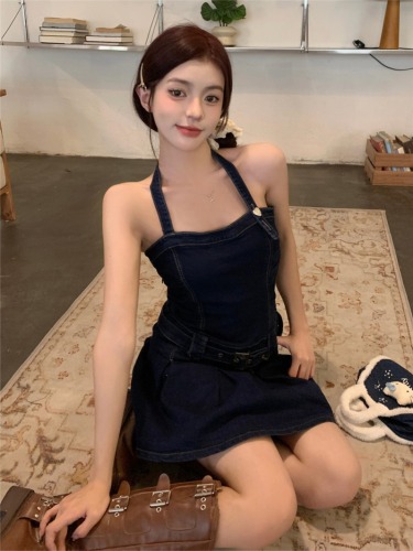 Real shot!  Hot and sexy halterneck tube top denim design French style hot girl waist-cinching pleated skirt