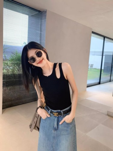 Women's Short-Sleeve Backless Tank Top with Black Off-the-Shoulder Straps, Fashionable Backless Outerwear, Tight Fit, Perfect for Summer