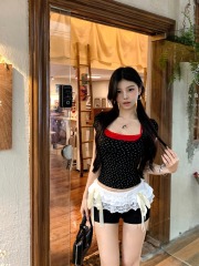 Real shot of hot girl square collar floral short slim fit T-shirt for women layered suspender top + lace splicing hot pants