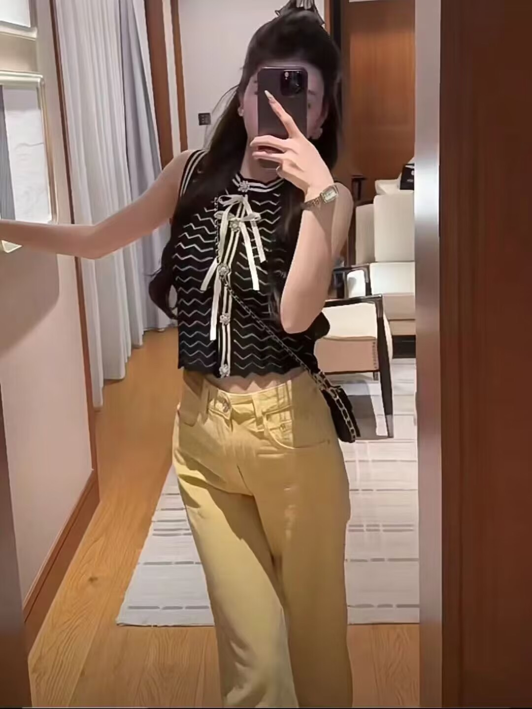 Xiaoxiangfeng wavy pattern diamond button flower vest bow round neck slimming and slimming summer temperament top for women