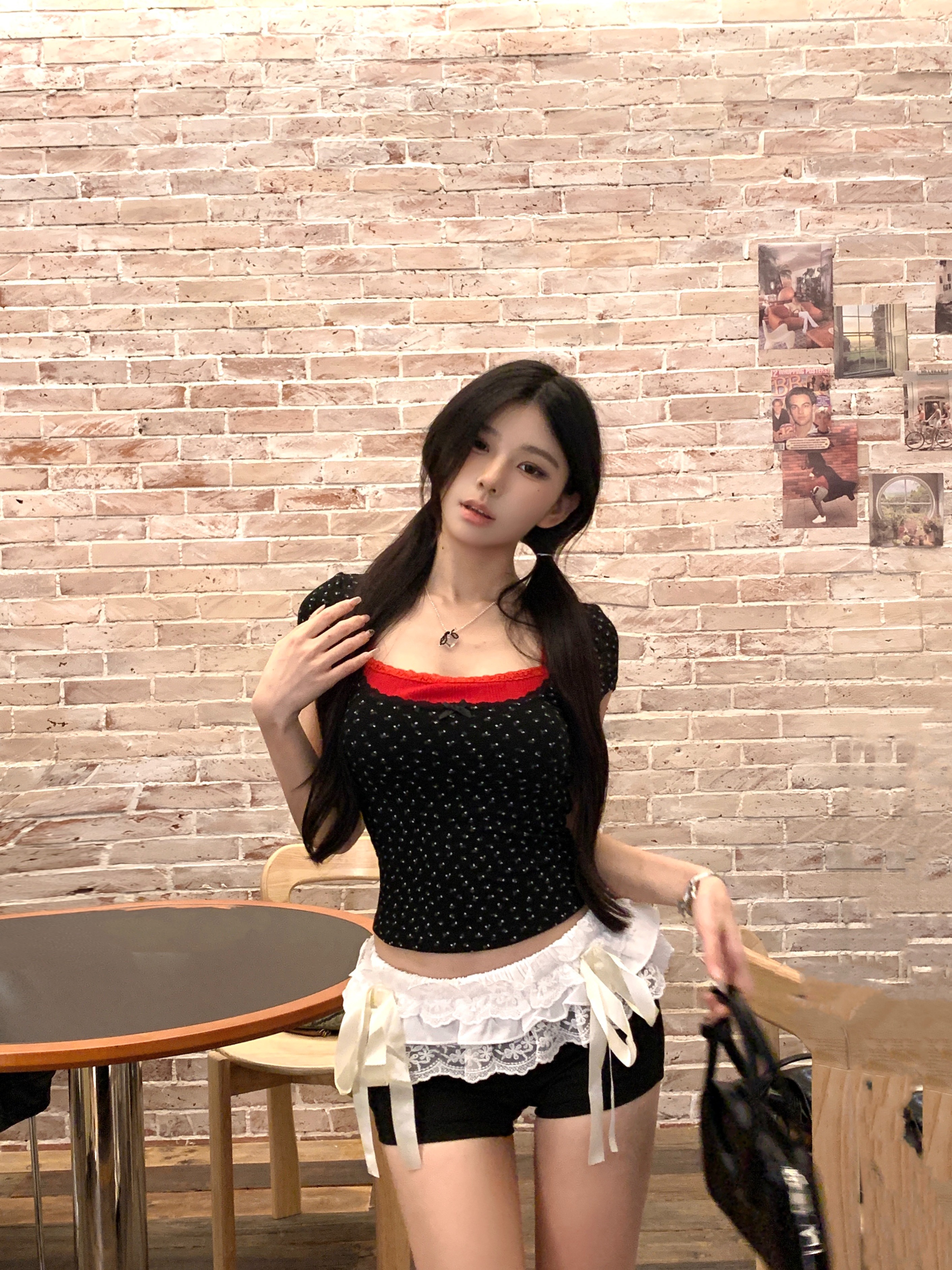 Real shot of hot girl square collar floral short slim fit T-shirt for women layered suspender top + lace splicing hot pants