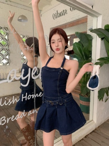 Real shot!  Hot and sexy halterneck tube top denim design French style hot girl waist-cinching pleated skirt