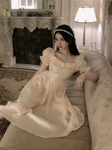 Real shot of little white dress, rose white dress, high-end exquisite retro temperament banquet dress