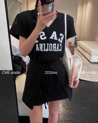 Thirteen lines of the same letter v-neck mid-length T-shirt short-sleeved dress + apron strap two-piece set