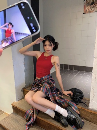 Real shot of hot girl's red racer-shaped camisole + American retro high-waist plaid irregular skirt