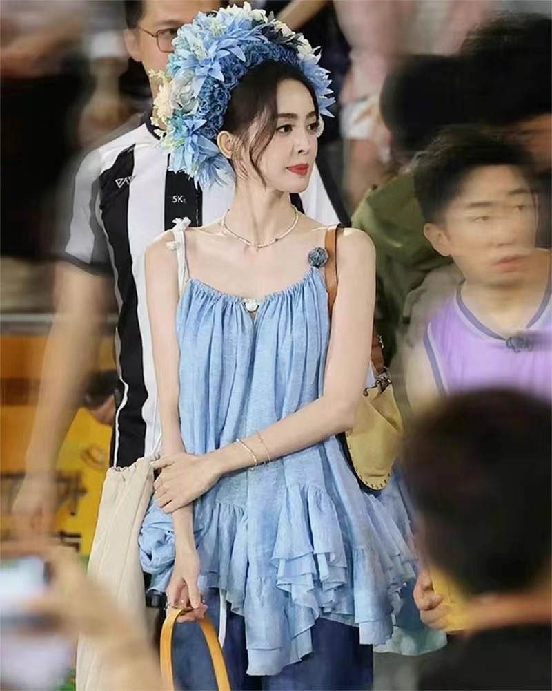 Travel Any Door star Guli Nazha's same style blue suspender shirt women's seaside resort style top