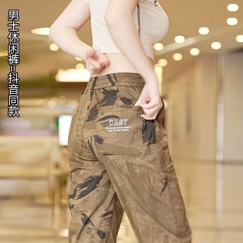 Four seasons camouflage overalls for women, spring and summer new trendy leggings, versatile casual pants for women, casual pants for women.