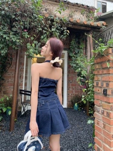 Real shot!  Hot and sexy halterneck tube top denim design French style hot girl waist-cinching pleated skirt