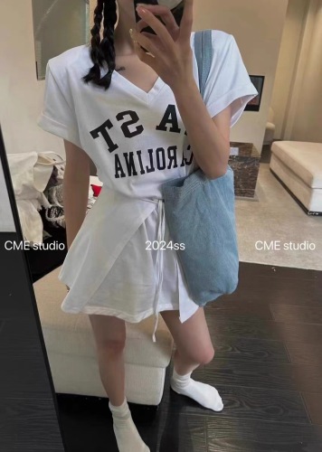 Thirteen lines of the same letter v-neck mid-length T-shirt short-sleeved dress + apron strap two-piece set