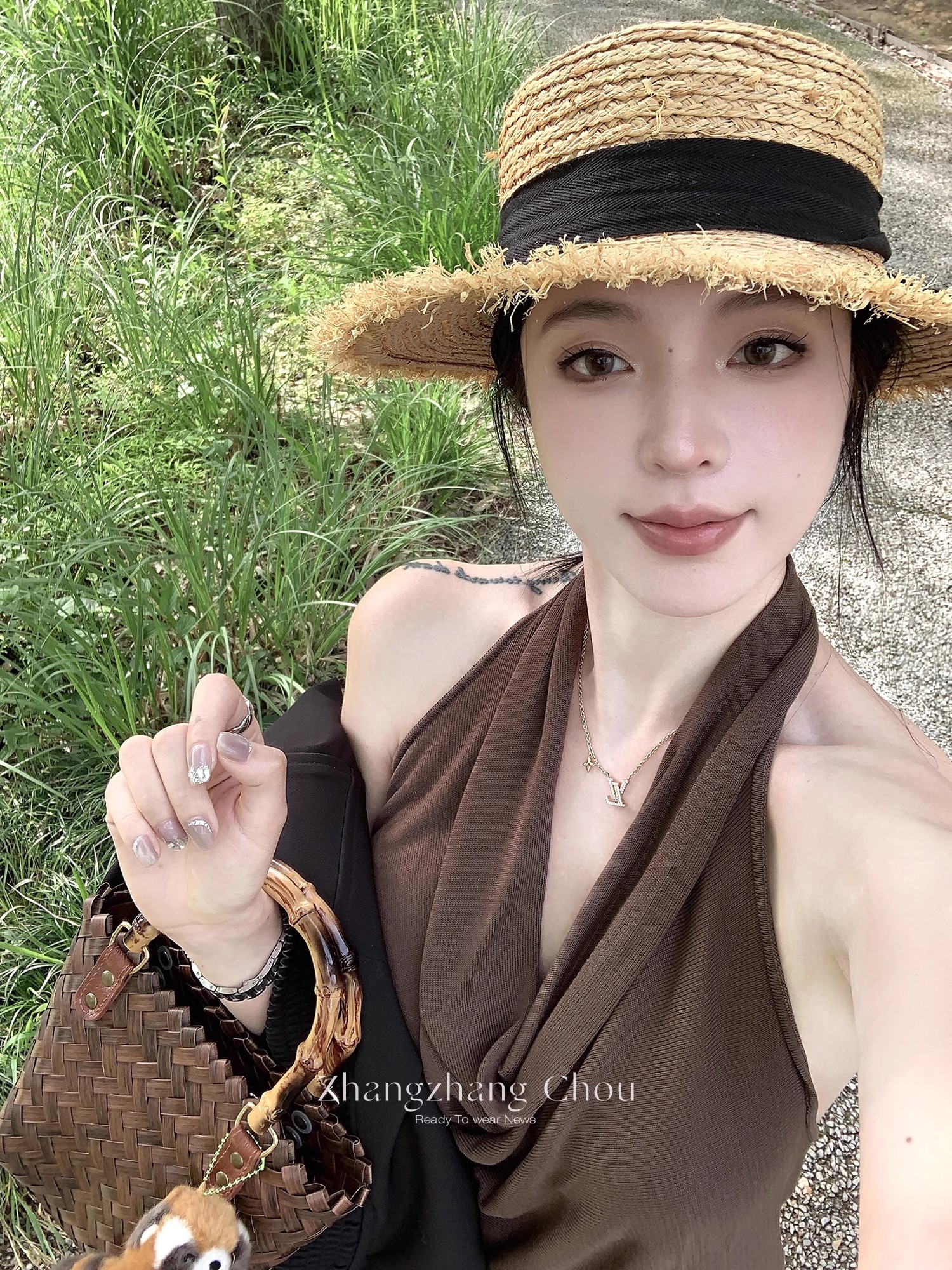 Zhou Zhangzhang's "Spring Smoke" coffee color design backless halter top sleeveless swing collar slim slim vest for women