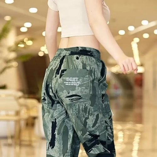 Four seasons camouflage overalls for women, spring and summer new trendy leggings, versatile casual pants for women, casual pants for women.