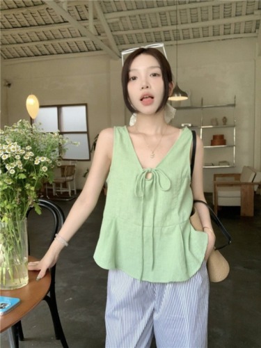 Actual shot of Korean girl’s design slimming sleeveless vest top