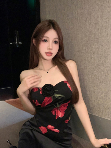 Real shot of sweet hot girl with pure desire, three-dimensional flower print, irregular tight-fitting, slimming and sexy tube top for women