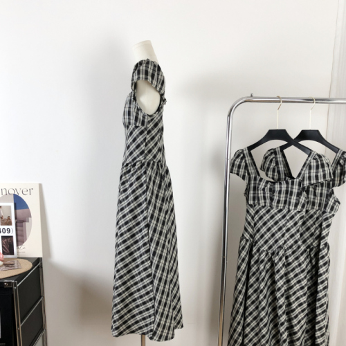 Seaside vacation small flying sleeve plaid dress for women summer new French style high-end temperament slim long dress