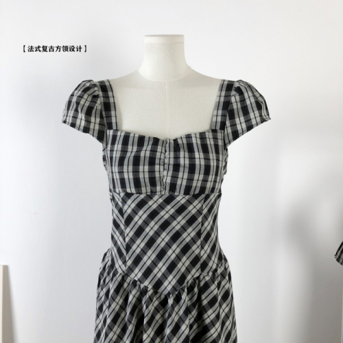 Seaside vacation small flying sleeve plaid dress for women summer new French style high-end temperament slim long dress