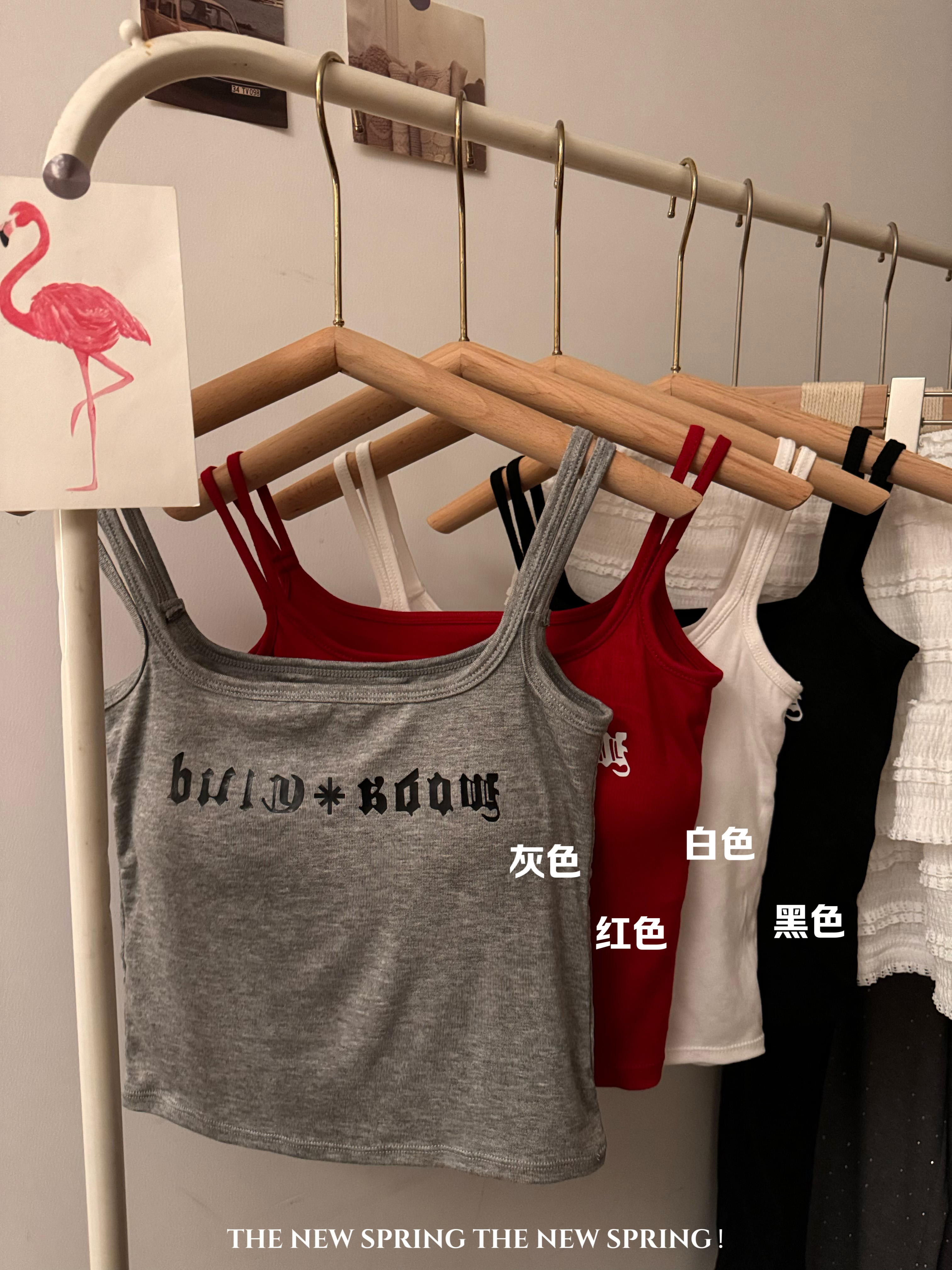 Real shot of hot girls wearing sexy underwear with breast pads and suspenders, wearing small vests without wearing bras and beautiful back tops