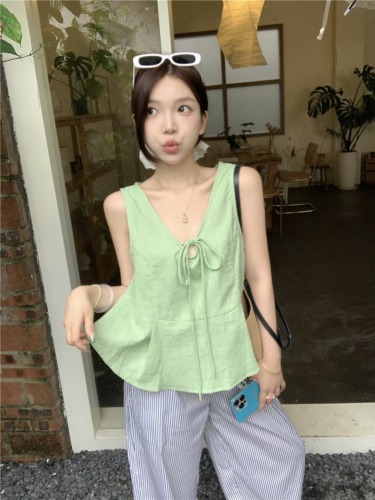 Actual shot of Korean girl’s design slimming sleeveless vest top