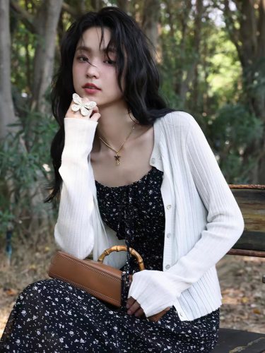 2024 Summer Knitted Cardigan Women's French Solid Color Short Round Neck Long Sleeve Top