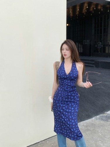 Real shot of Zhao Lusi's same style halterneck dress, island vacation travel dress