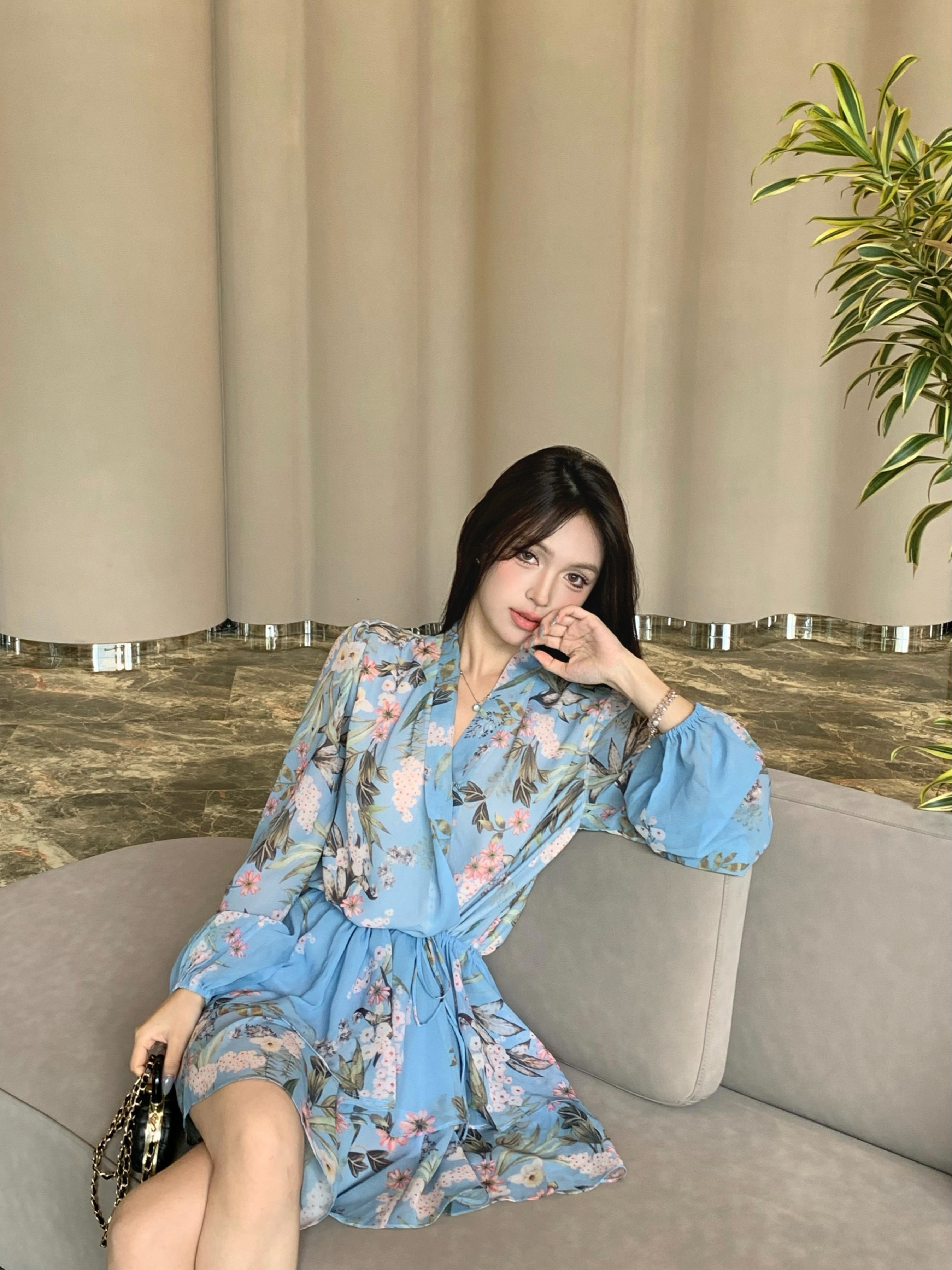 Real shot of blue printed V-neck strap summer waist skirt