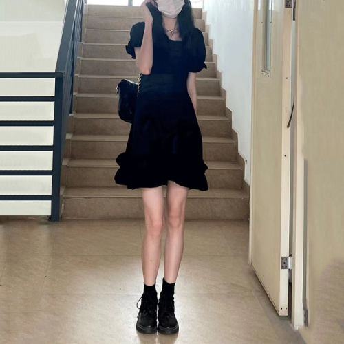 小黑裙2024新款夏季设计感小众短裙法式赫本风气质黑色连衣裙子女